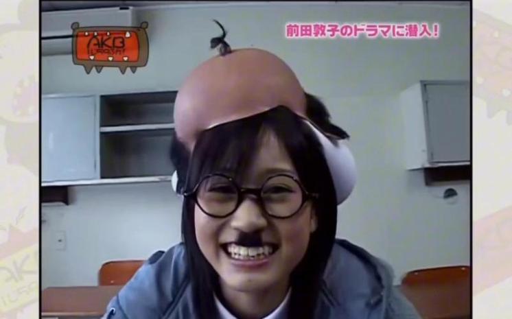 斜色烟花登场！日本女演员岩井志麻子在憋笑综艺节目中的精彩表现