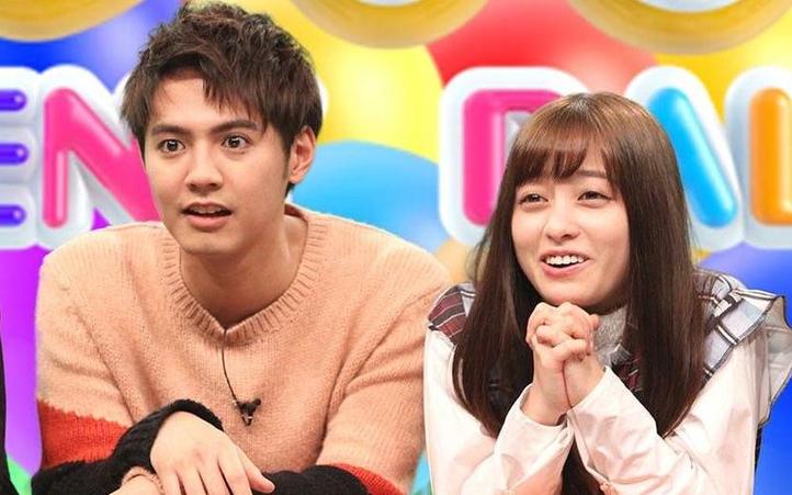 日本综艺玻璃墙一群人围观让人惊叹：选手表演技巧大揭秘