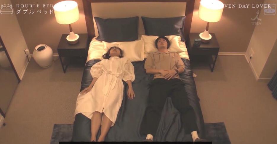 笑翻万千观众！《双人床》在线观看02男女同居期间惊现啤酒浴场景，疑似斗酒